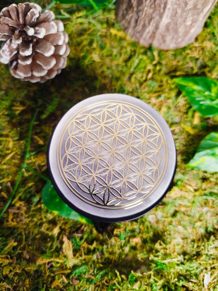 Plaque de Recharge pierres et bijoux en Sélénite motif doré fleur de vie