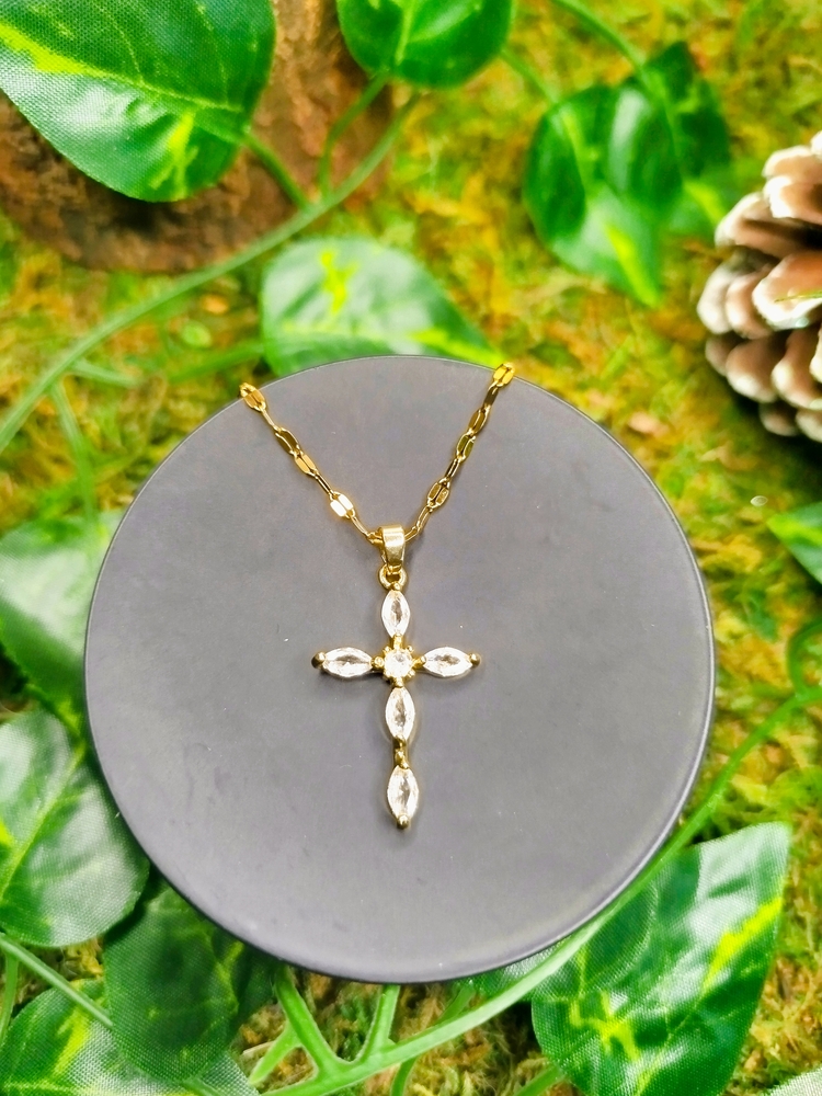 Collier de protection doré Croix & Cristaux blancs