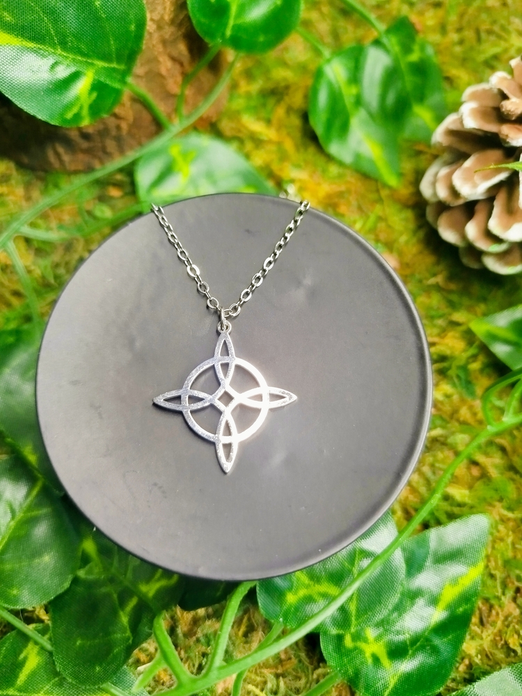 Collier de protection argenté nœud de sorcière