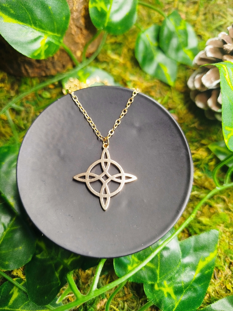 Collier de protection doré nœud de sorcière