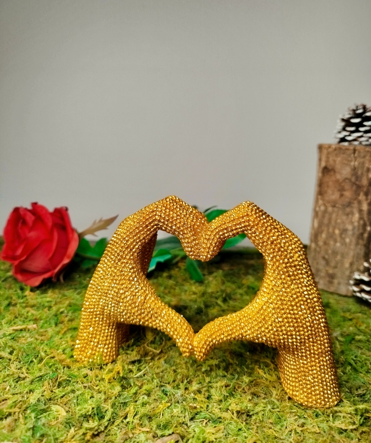 Statue mains en forme de cœur dorée – décoration moderne