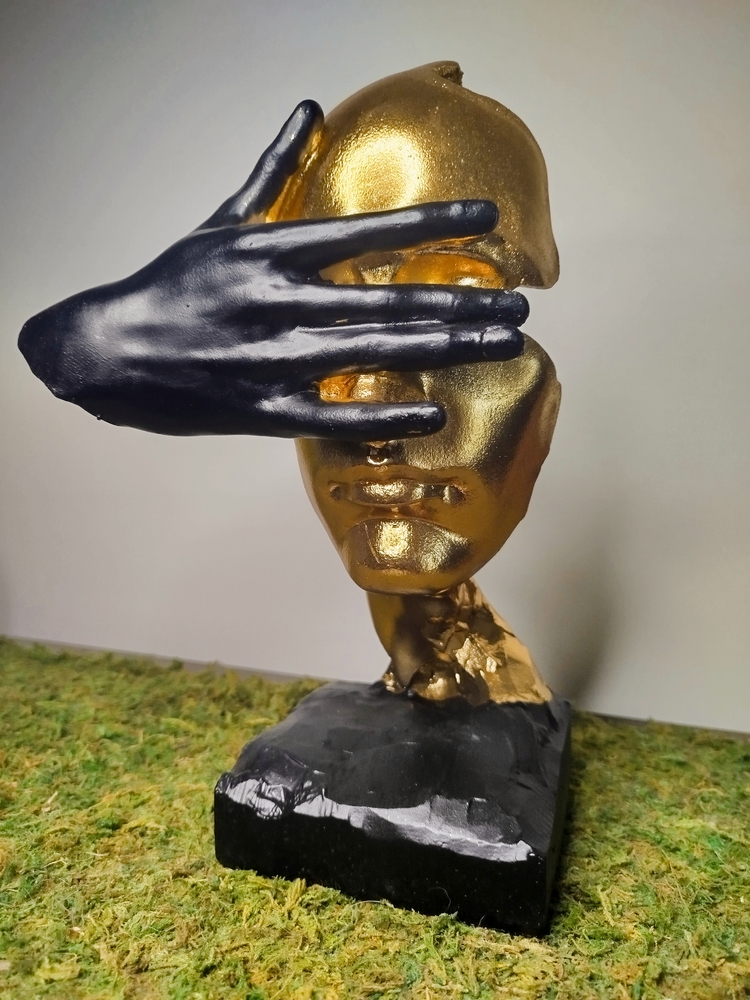 Statue visage doré avec main noire – décoration moderne abstraite
