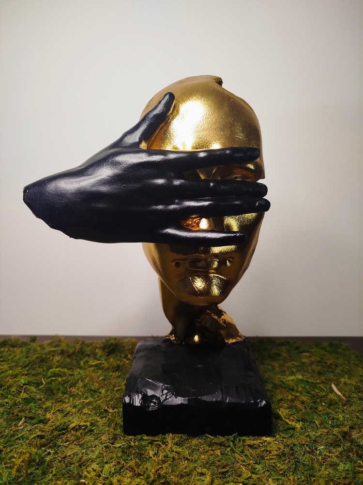 Statue visage doré avec main noire – décoration moderne abstraite