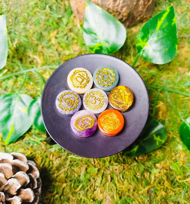 Pierres naturelles des 7 chakras gravées avec symboles dorés