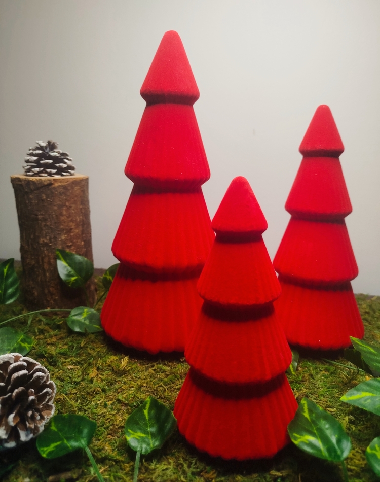 Décoration de Noël en forme de sapin rouge