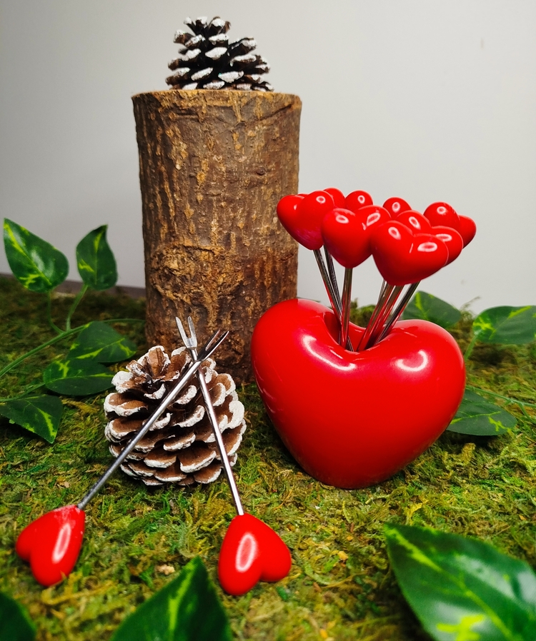 Porte-piques en forme de cœur rouge avec piques apéritif