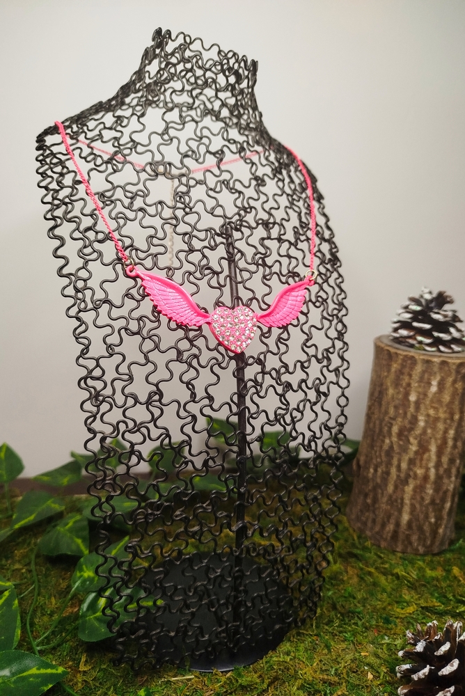 Collier rose avec cœur en strass et ailes