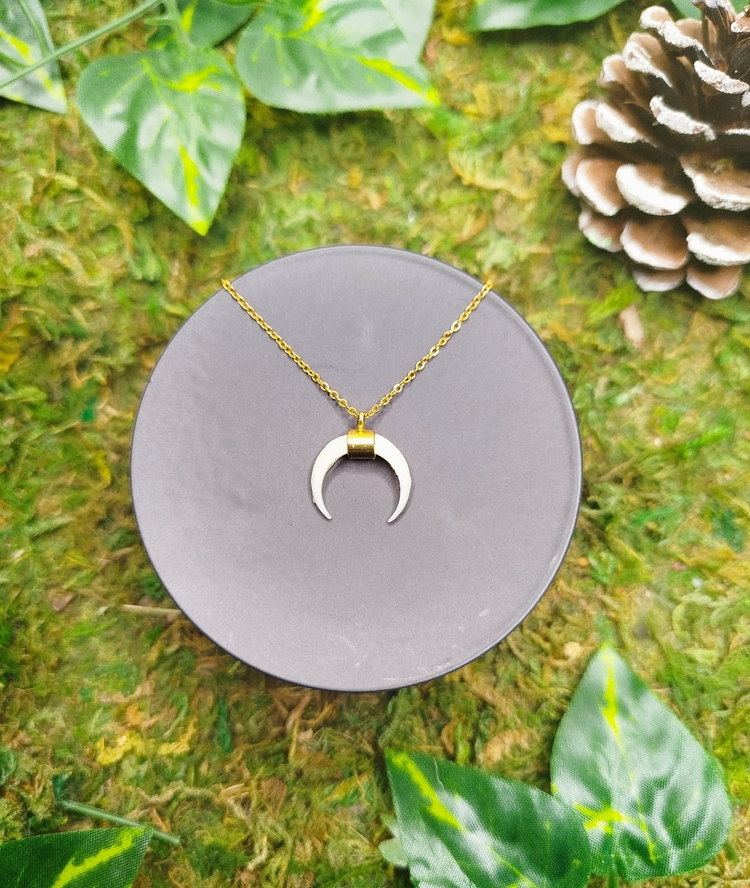 Collier doré avec pendentif demi-lune blanc
