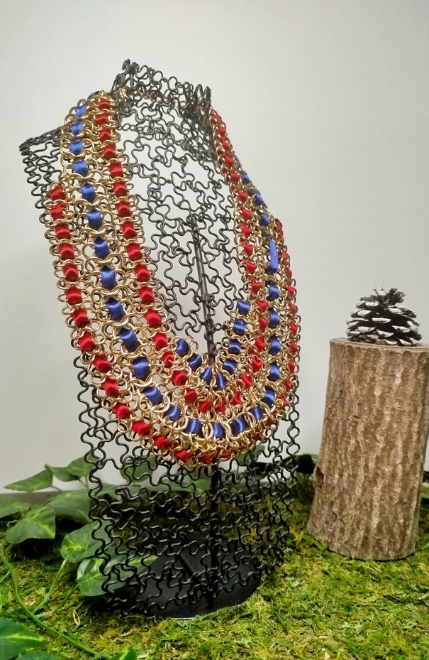 Collier multi rangs rouge, bleu et doré