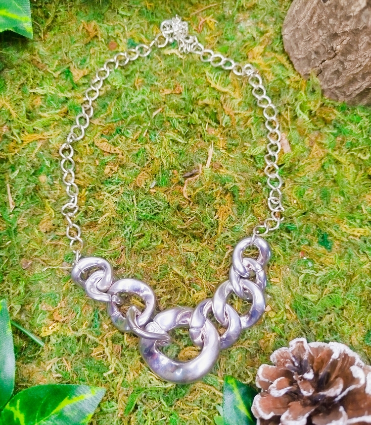Collier argenté à grosses mailles entrelacées