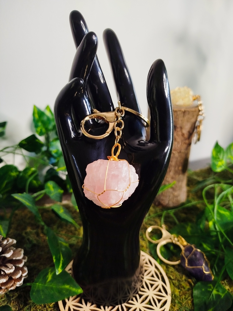 porte clé doré Quartz rose pierre brut