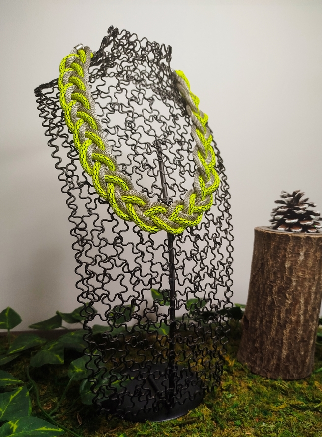 Collier tressé bicolore gris et jaune fluorescent