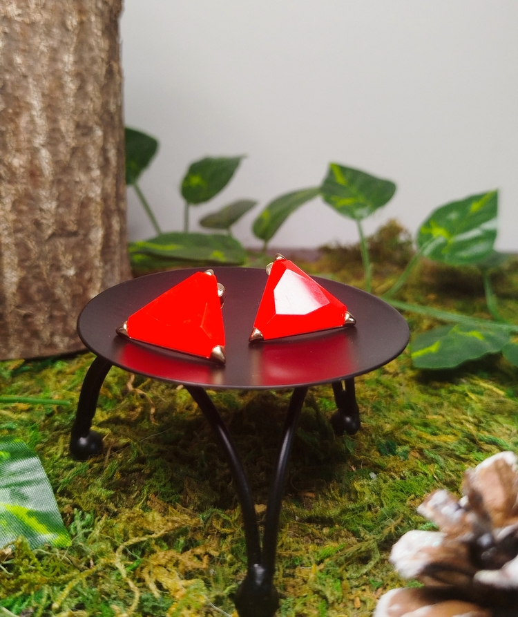 Boucles d'oreilles puces triangulaires rouges brillantes