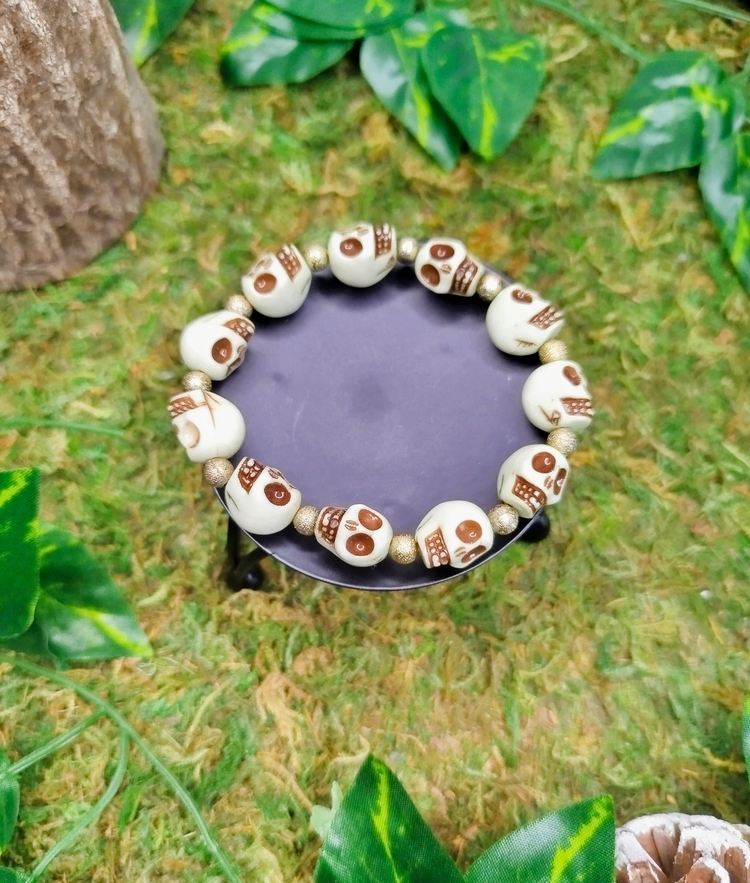 Bracelet élastique avec perles têtes de mort blanches et perles dorées