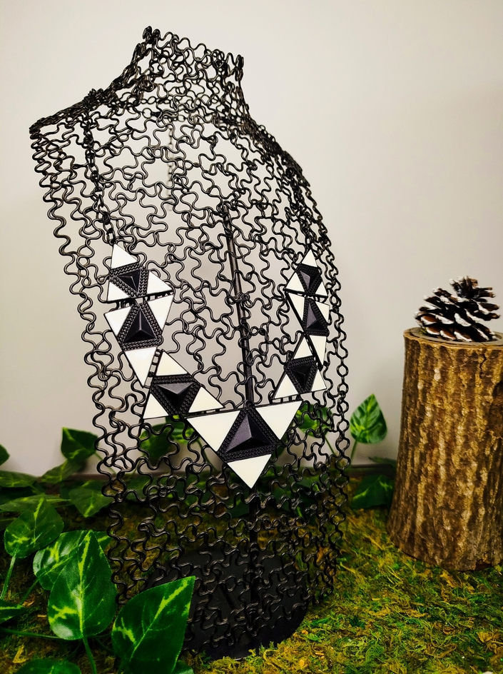 Collier géométrique noir et blanc avec boucles d'oreilles assorties en triangles
