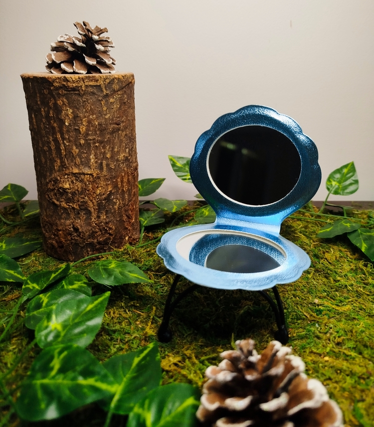 miroir de poche couleur bleu nacré en forme de coquillage