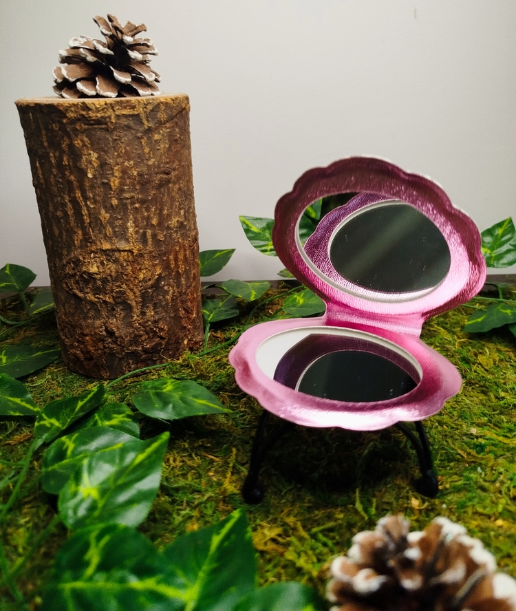 miroir de poche couleur rose nacré en forme de coquillage