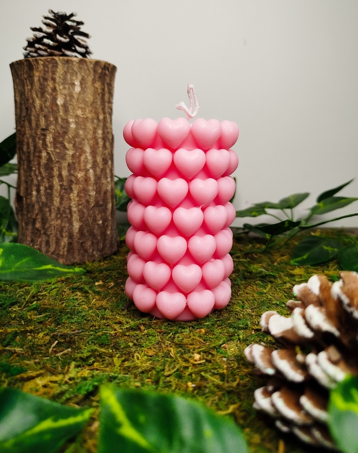 Bougie parfumée rose avec coeurs 3D, senteur orange, citron, bergamote, pêche, jasmin, iris, rose, cannelle