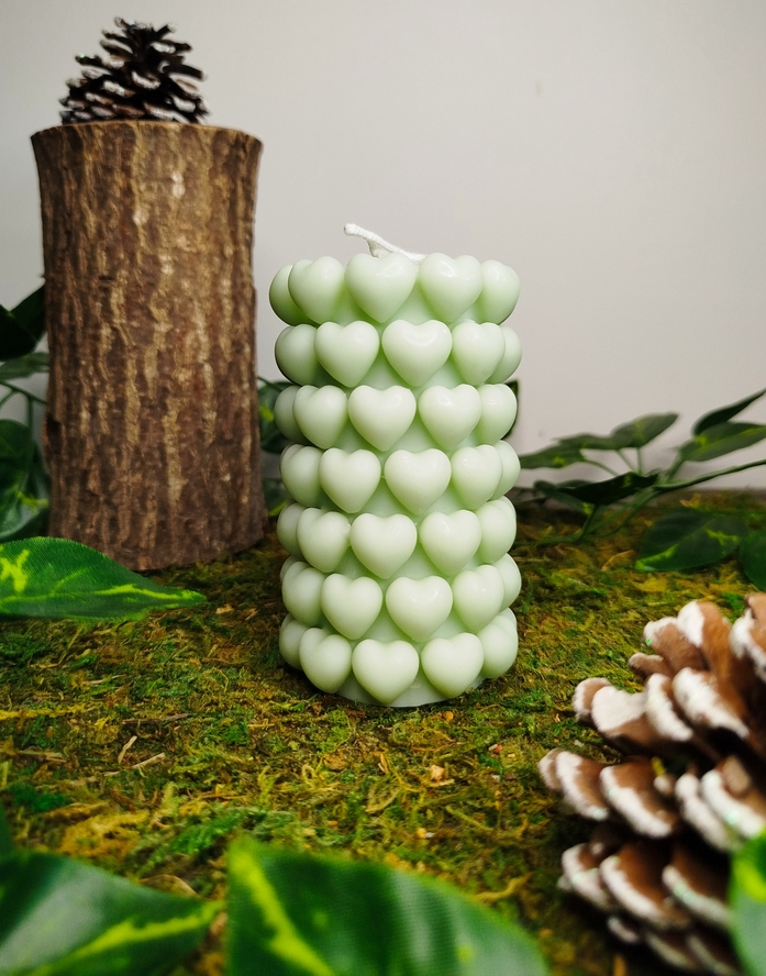 Bougie parfumée verte avec coeurs 3D, senteur rose cerise