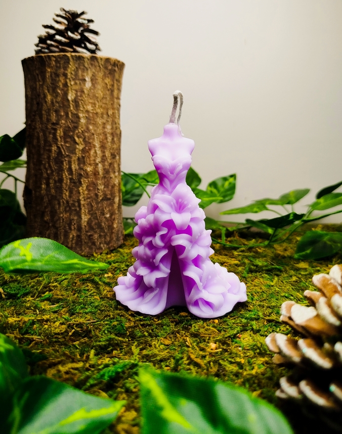 Bougie couleur violet parfumée en forme de femme avec une robe avec des fleurs exotiques