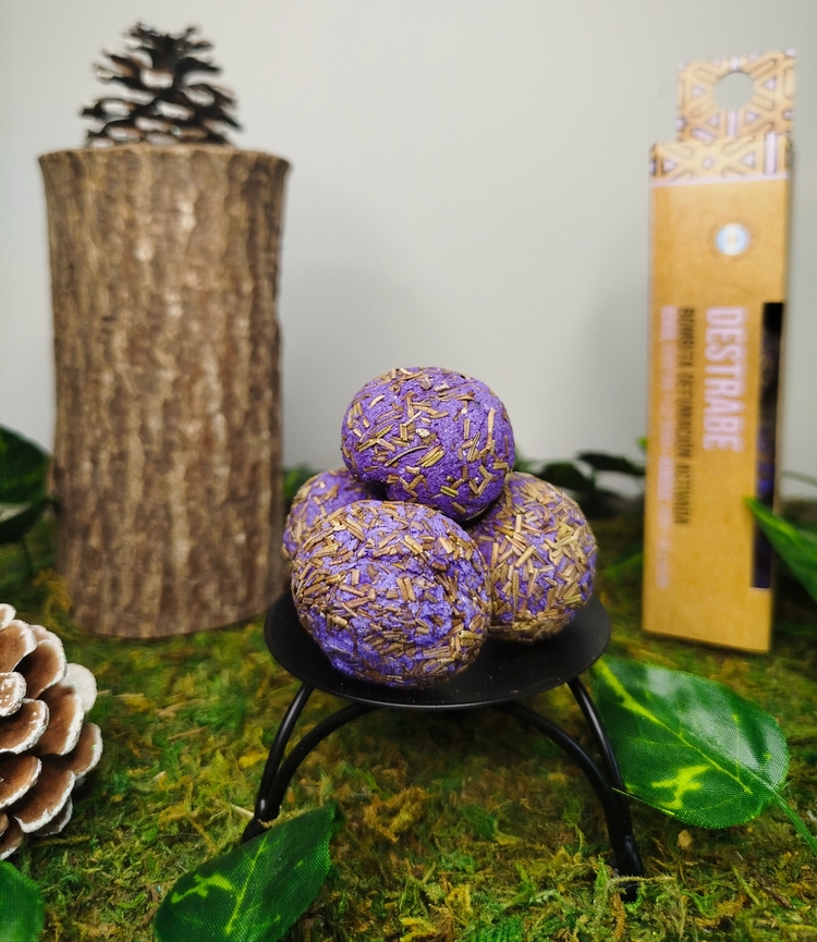 Élève tes rituels avec la bombe de fumigation Ouverture spirituelle. Le benjoin favorise la lumière divine et le musc invite à l'amour et à la relaxation.