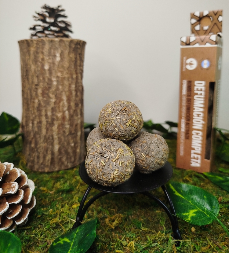 Purifie ton intérieur avec la bombe de fumigation Purification complète. Le styrax favorise les énergies positives tandis que le camphre purifie et rééquilibre l'atmosphère.