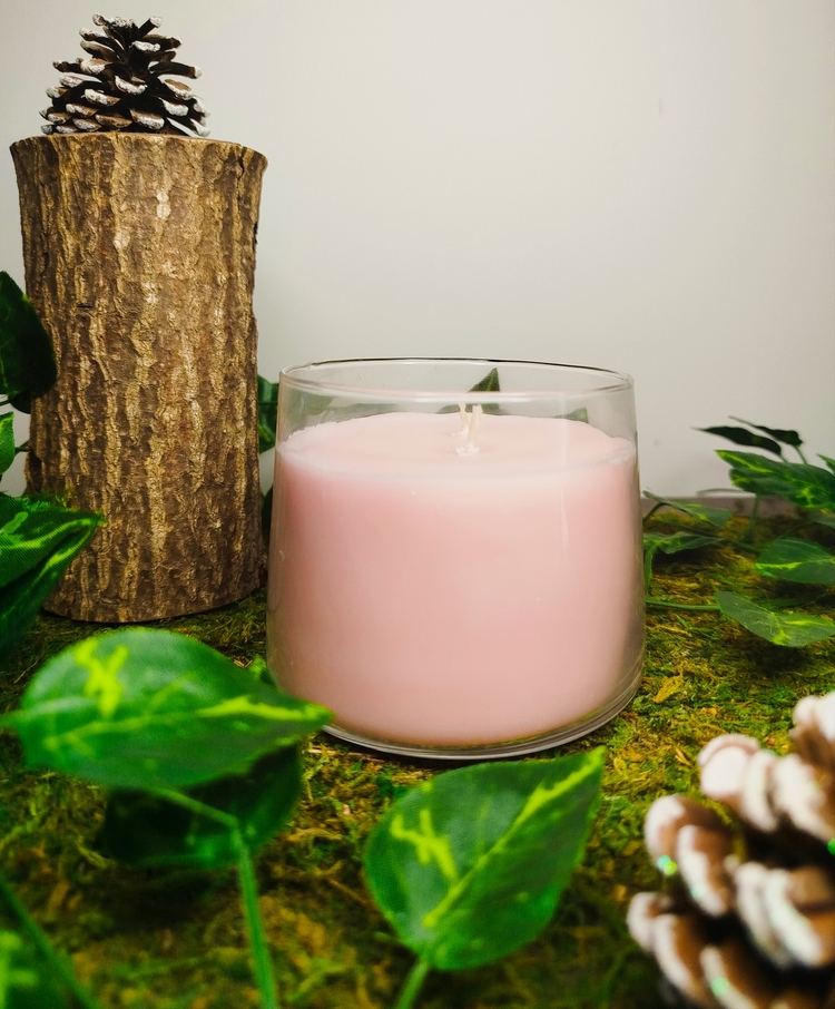 Bougie parfumée au jasmin en cire végétale avec deux mèches, présentée dans un pot en verre transparent.