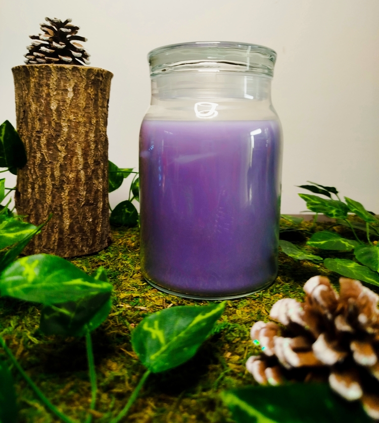 Bougie parfumée Patchouli & Grenade en bonbonnière en verre, cire végétale violette et blanche.