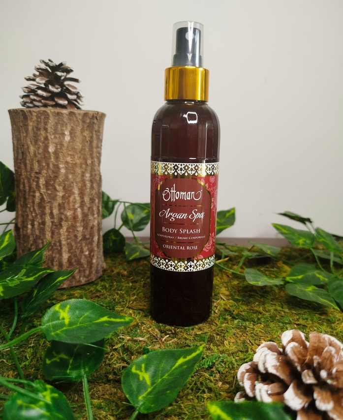 Laisse-toi séduire par la brume corporelle Oriental Rose 250 mL. Un parfum floral et oriental aux notes de rose pour une sensation de fraîcheur durable.