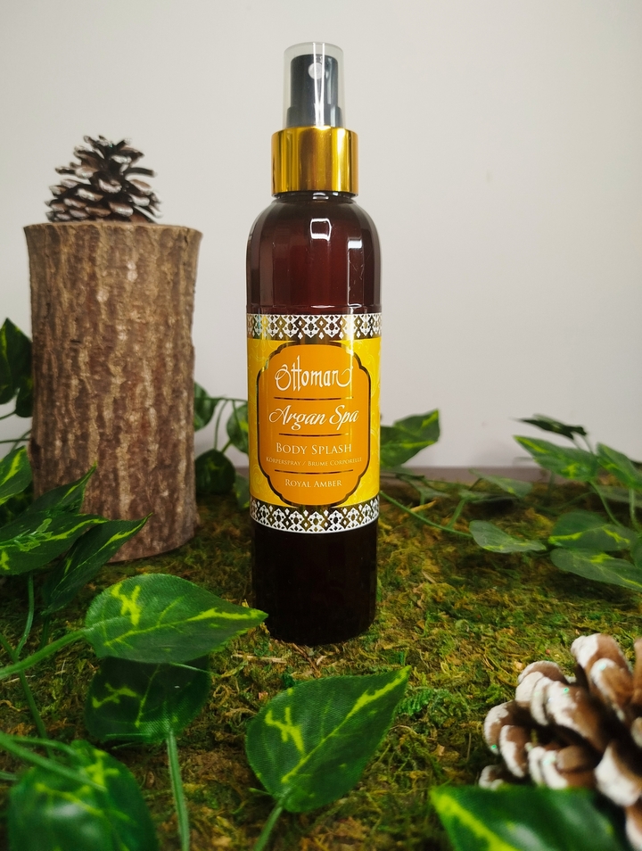 Succombe à la brume corporelle Royal Amber 250 mL. Son parfum chaleureux aux notes ambrées enveloppe la peau d'une fragrance élégante et raffinée.