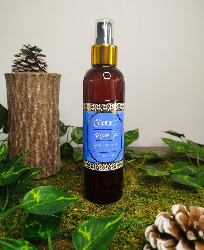 Découvre la brume corporelle Sahara Musk 250 mL. Un parfum musqué, doux et sensuel qui laisse sur la peau un voile délicat et longue durée.