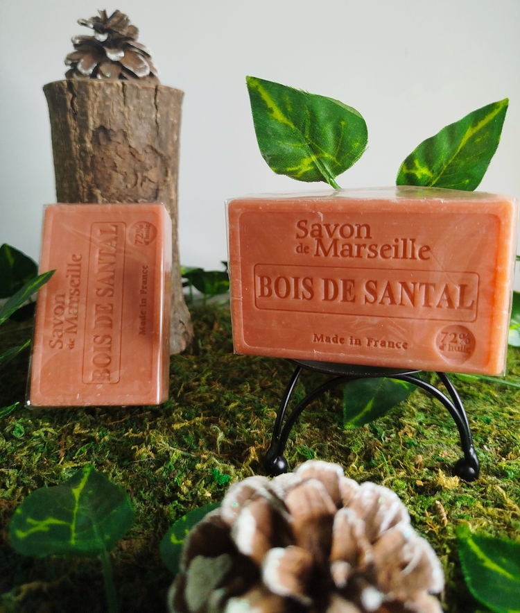Laisse-toi séduire par le savon de Marseille au bois de santal. Formulé avec 72 % d'huiles végétales, il parfume la peau de notes boisées et chaleureuses.