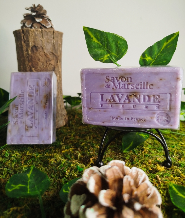 Profite du savon de Marseille à la lavande. Élaboré avec 72 % d'huiles végétales, il nettoie la peau en douceur et laisse un parfum frais et apaisant.